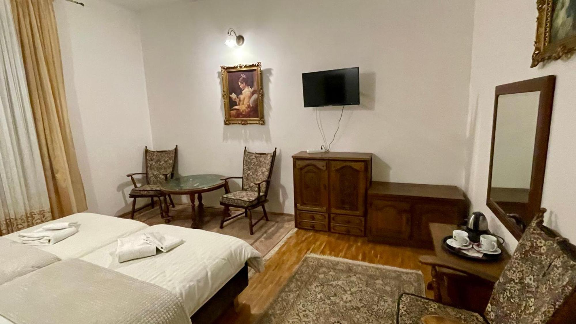 - Palac Slonowice Brzeżno