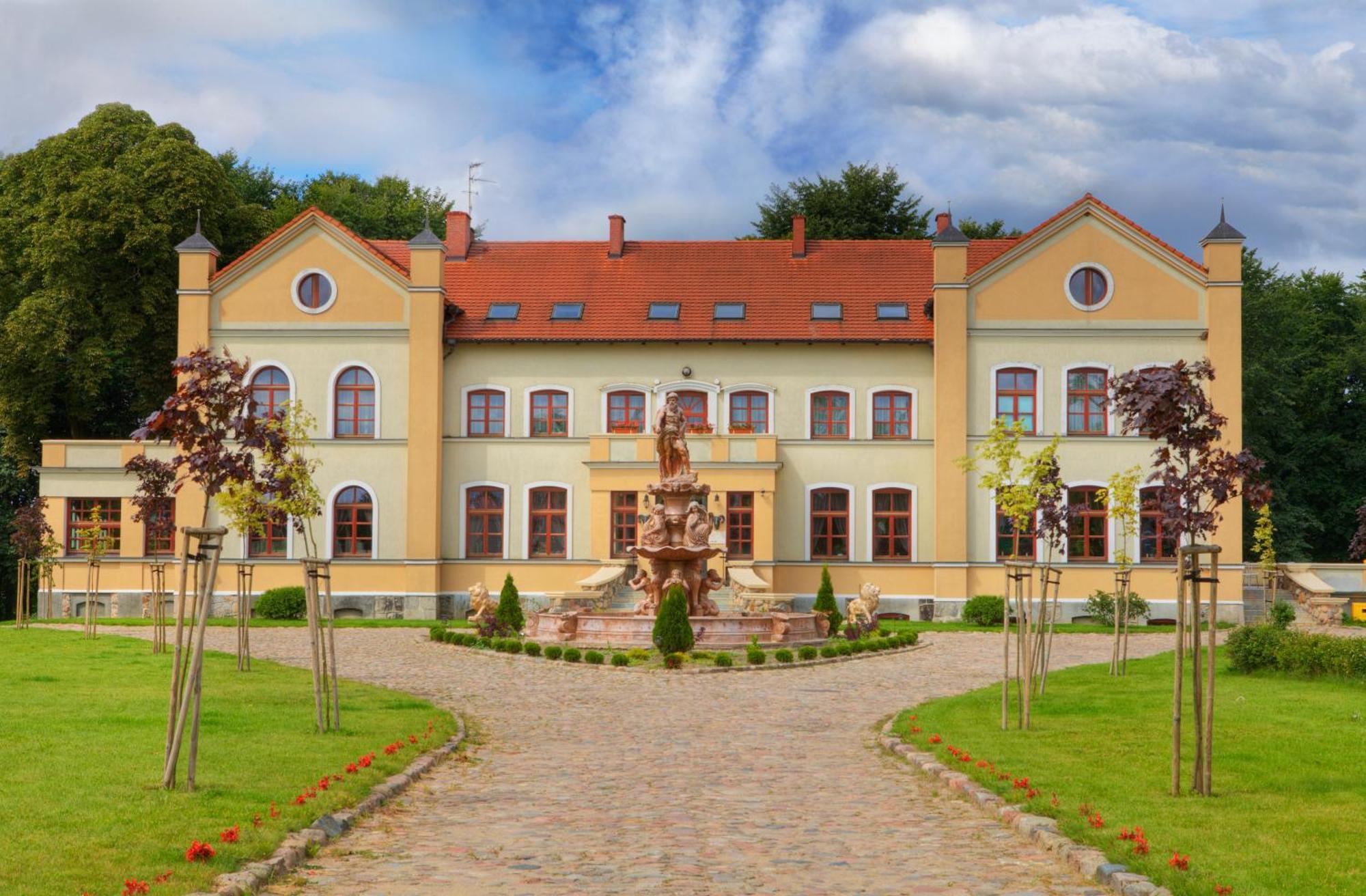 - Palac Slonowice *